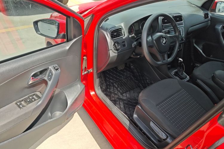 Volkswagen Polo 2014 car image #12