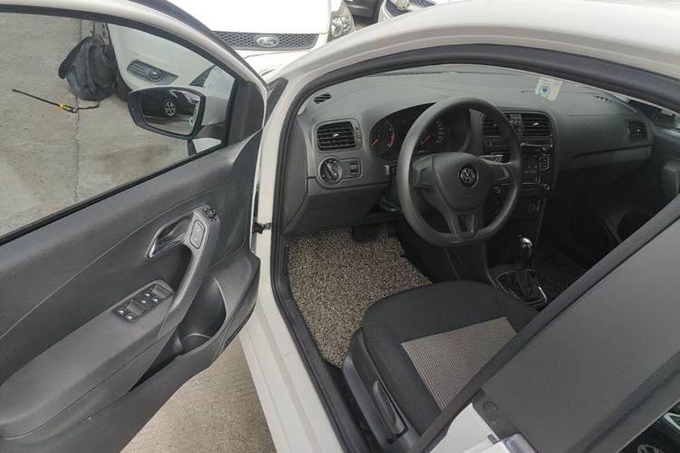Volkswagen Polo 2018 car image #16