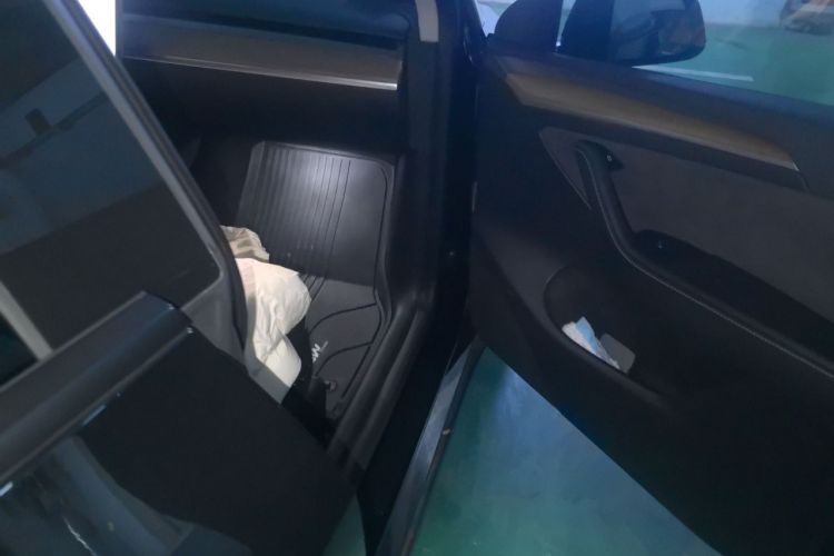 Tesla Model Y 2022 car image #21