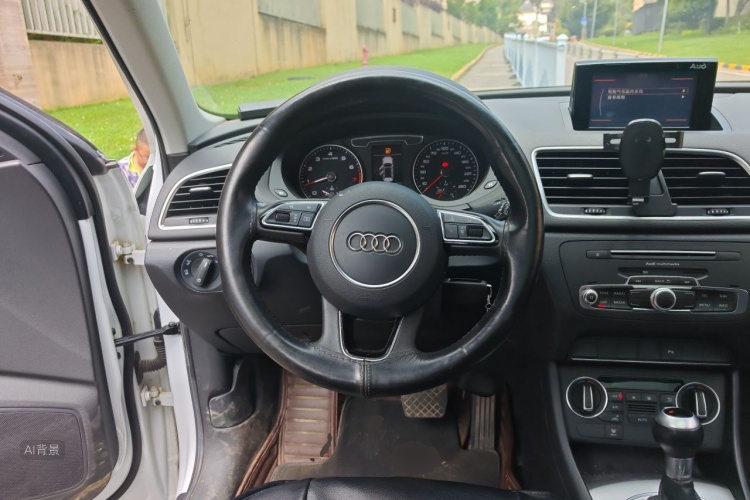 Audi Q3 2019 car image #12