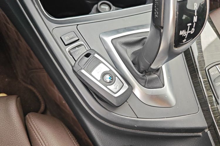 BMW 3 Series 2017 car image #14