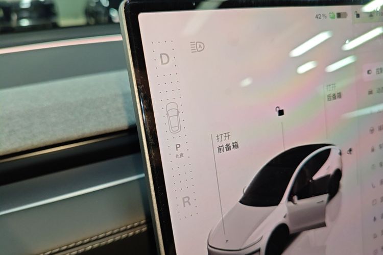 Tesla Model Y 2026 immagine di auto #14