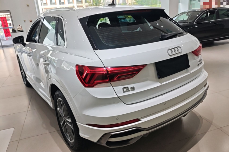 Audi Q3 2022 car image #7