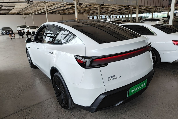 Tesla Model Y 2026 #5 Tesla Model Y 2026 car image #5