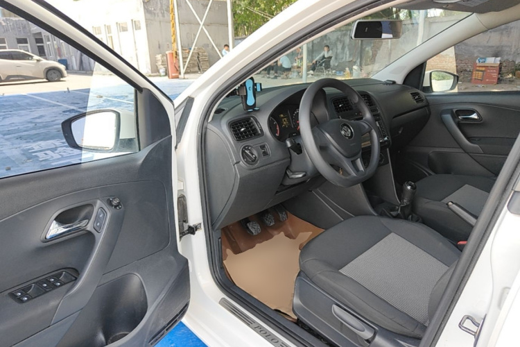 Volkswagen Polo 2015 car image #16
