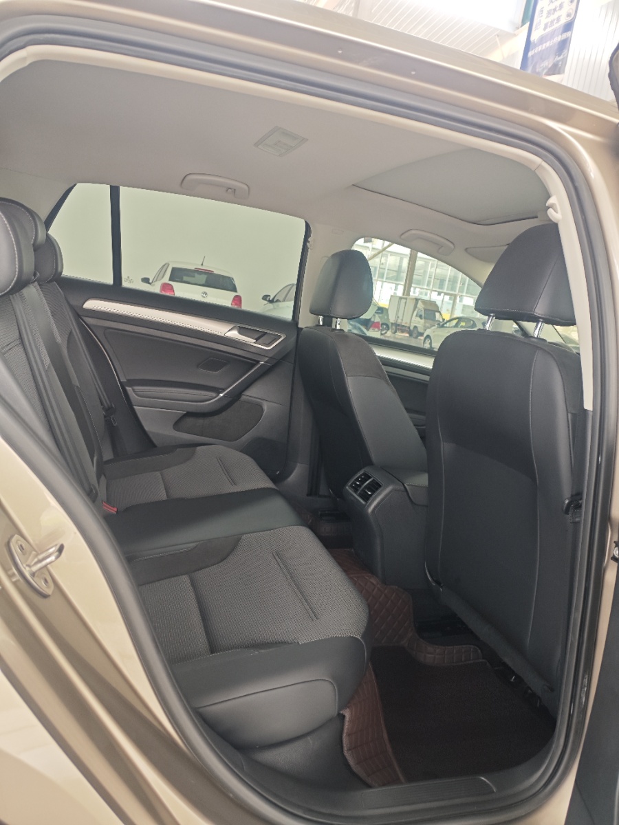 Volkswagen Golf 2018 car image #7