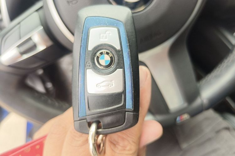 BMW 3 Series 2018 car image #14