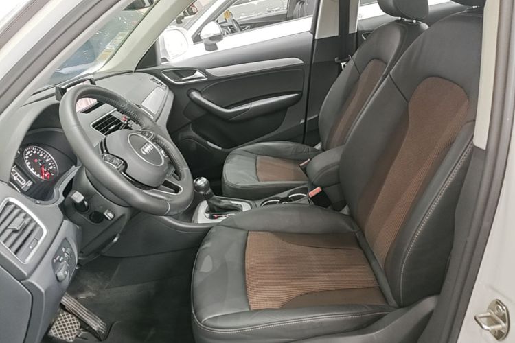 Audi Q3 2017 car image #15