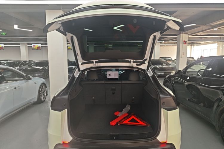 Tesla Model Y 2025 #19 Tesla Model Y 2025 car image #19