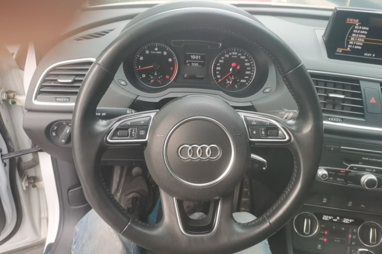 Audi Q3 2019 car image #12
