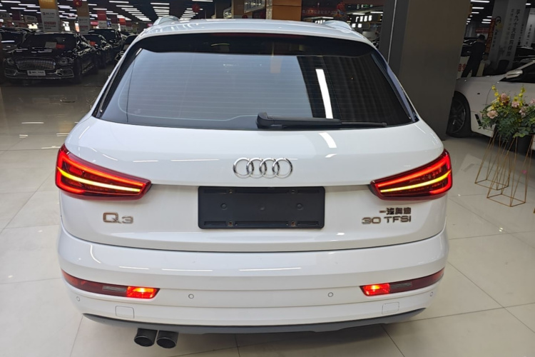 Audi Q3 2018 car image #4