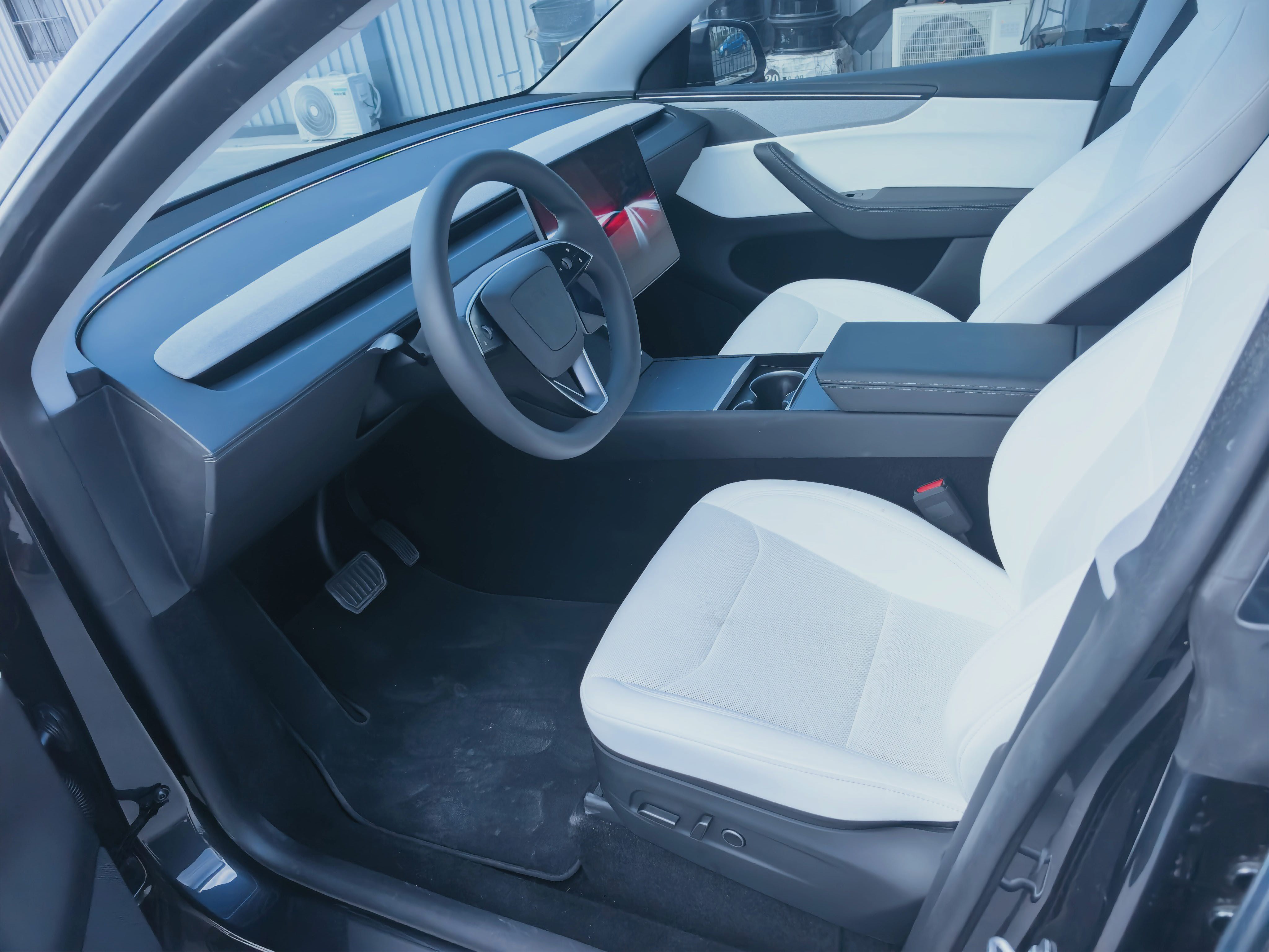 Tesla Model Y 2025 #4 Tesla Model Y 2025 car image #4