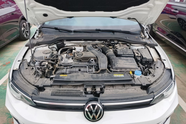 Volkswagen Golf 2025 car image #22