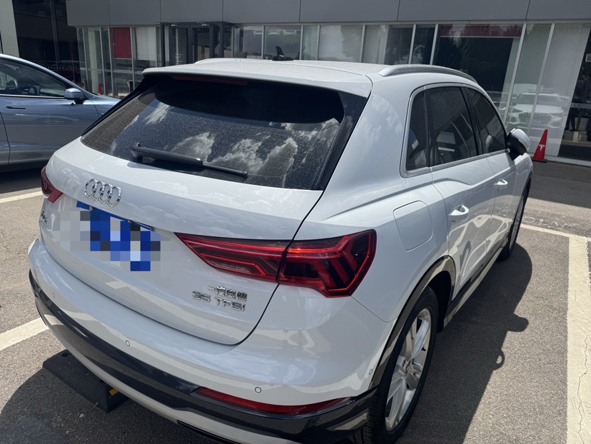 Audi Q3 2022 car image #2
