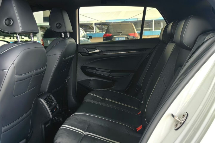 Volkswagen Golf 2022 car image #9
