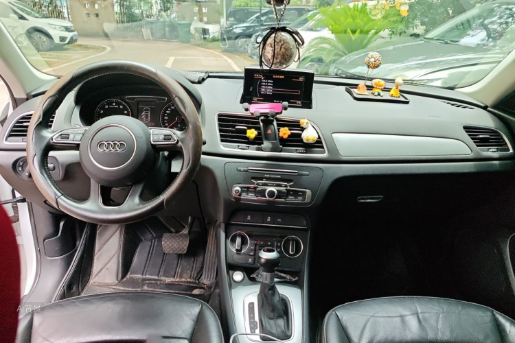 Audi Q3 2018 car image #11