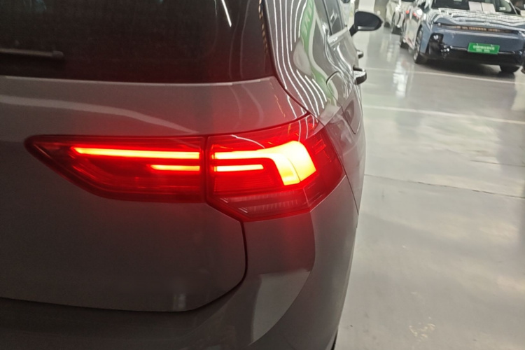 Volkswagen Golf 2023 car image #8