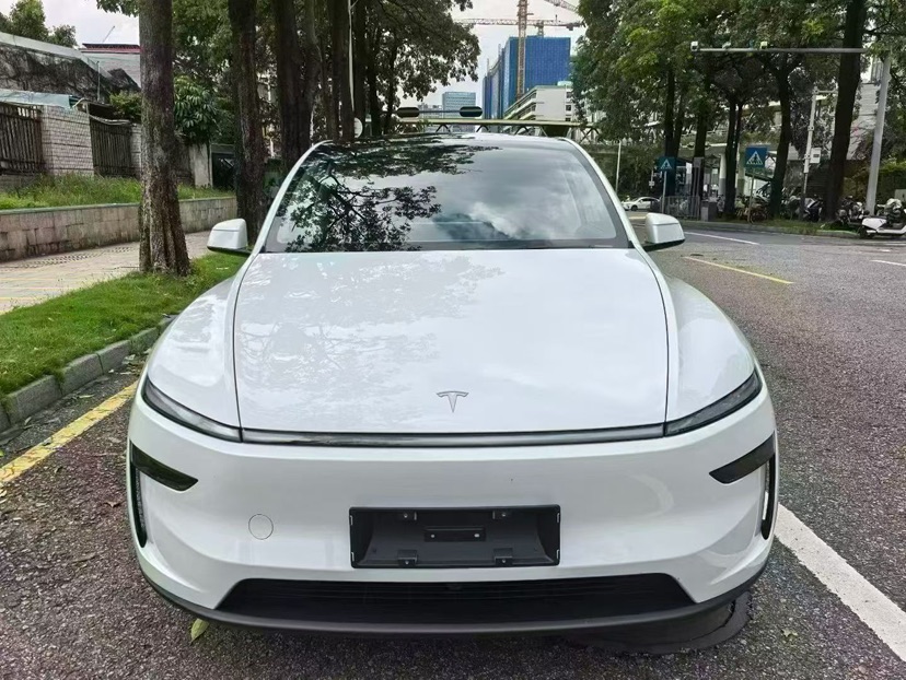 Tesla Model Y 2026 car image #2