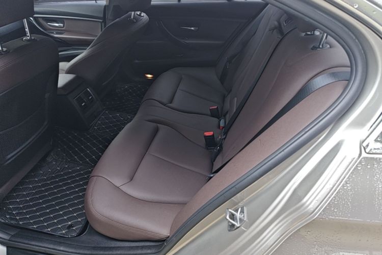BMW 3 Series 2019 car image #17