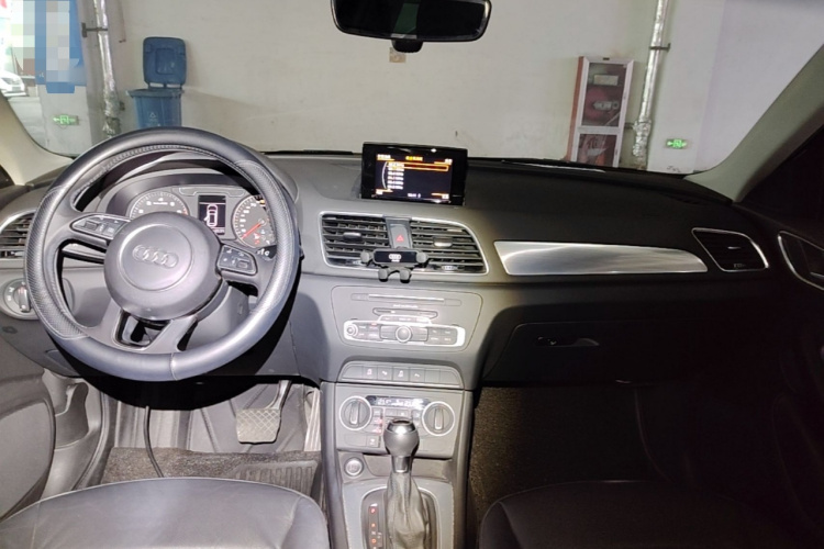 Audi Q3 2017 car image #10