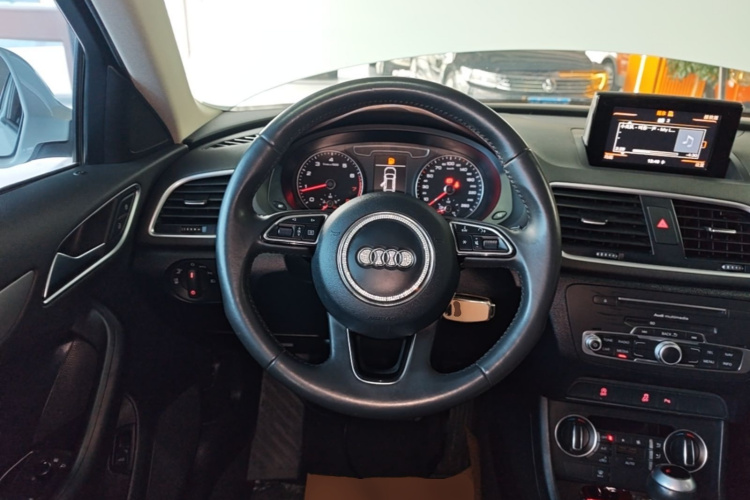Audi Q3 2018 car image #11