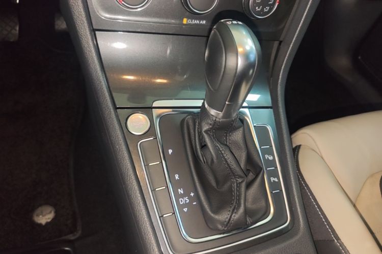 Volkswagen Golf 2017 car image #14