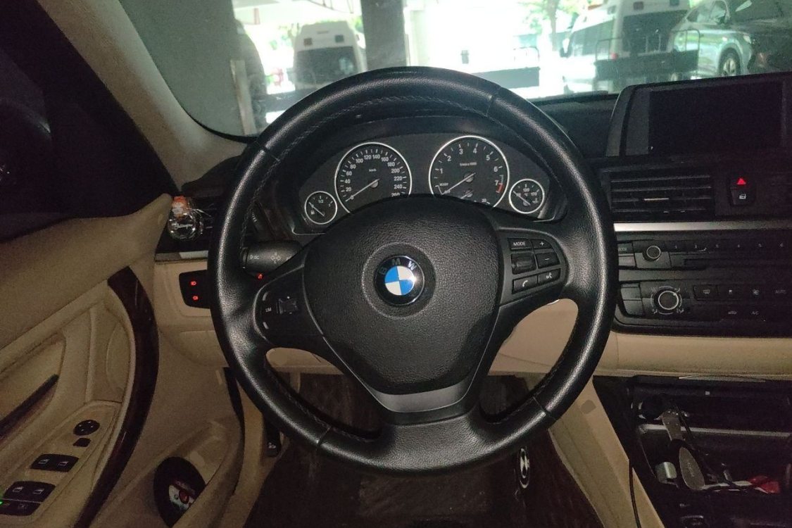 BMW 3 Series 2012 car image #24