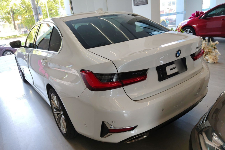 BMW 3 Series 2019 car image #5