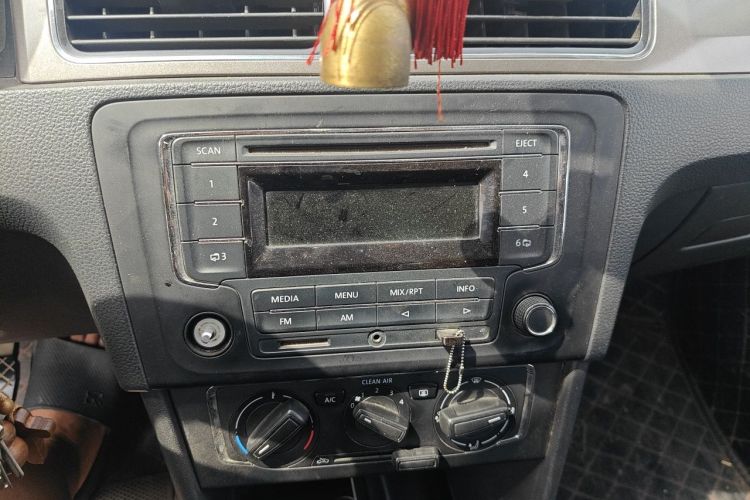 Volkswagen Santana 2015 car image #13