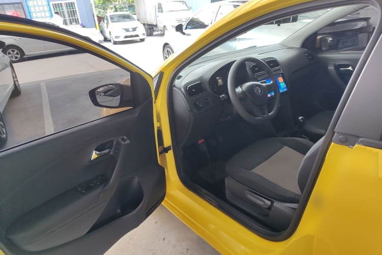 Volkswagen Polo 2015 car image #16