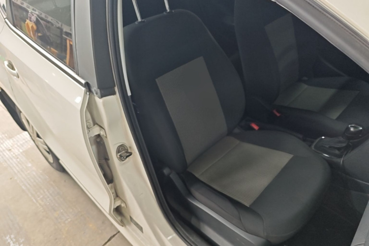 Volkswagen Polo 2017 car image #24