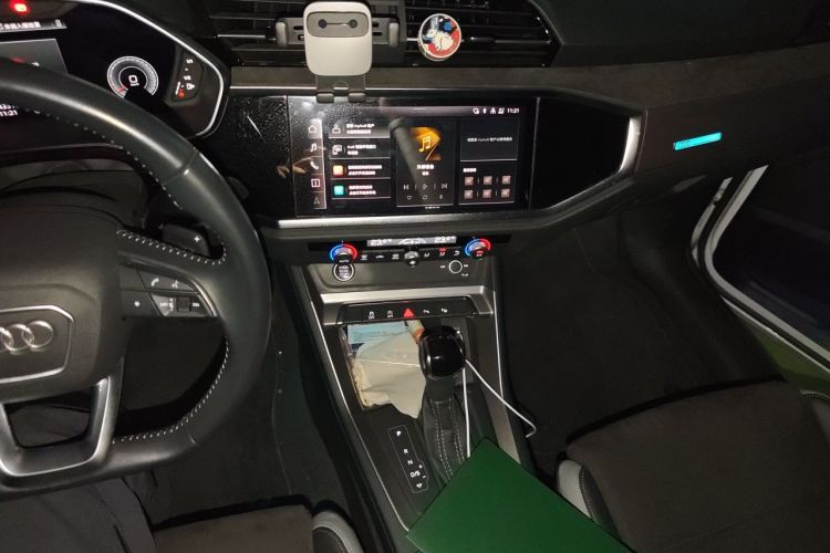 Audi Q3 2022 car image #13