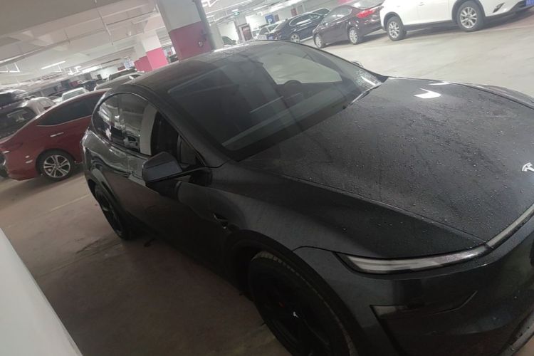 Tesla Model Y 2025 immagine di auto #7