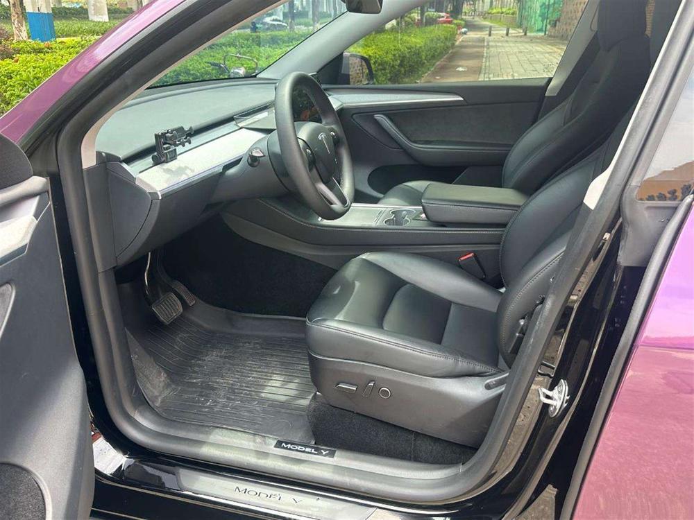Tesla Model Y 2024 car image #13