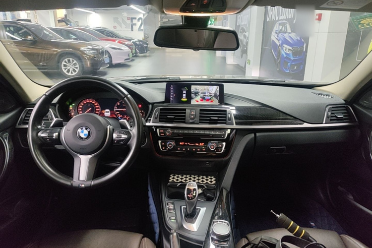 BMW 3 Series 2018 car image #11