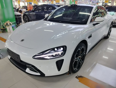 MI SU7 2025 immagine di auto 