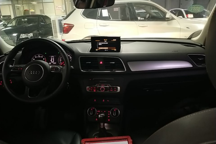 Audi Q3 2017 car image #11