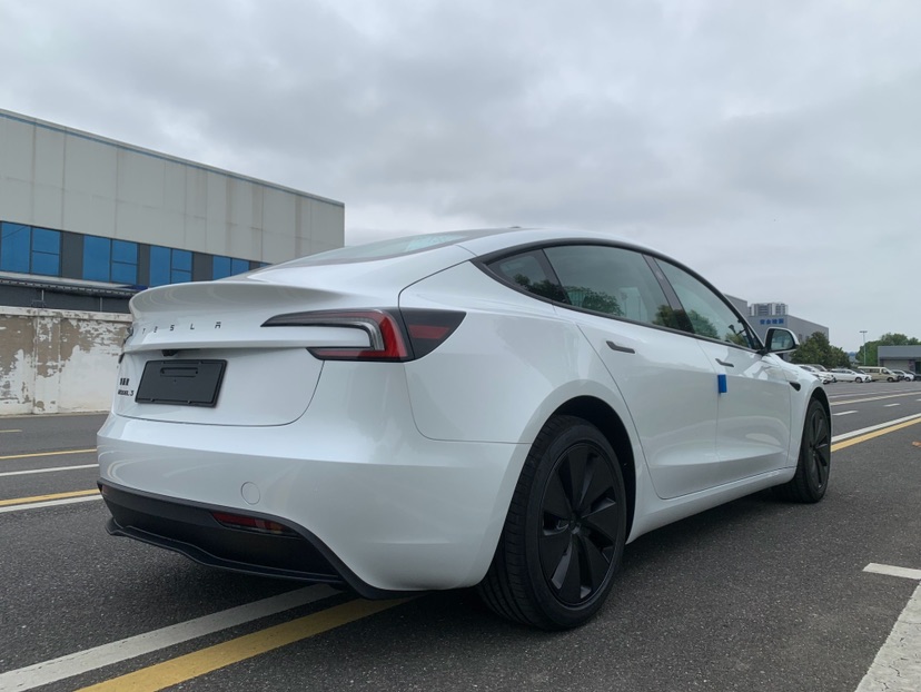 Tesla Model 3 2026 car image #9