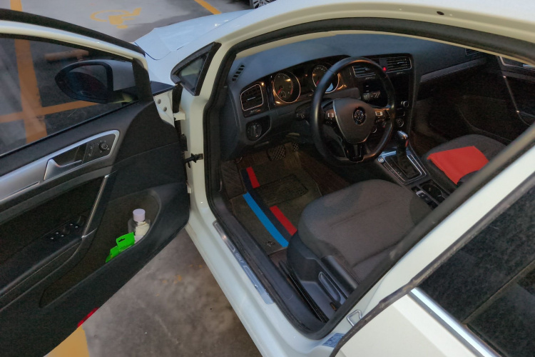 Volkswagen Golf 2020 car image #9