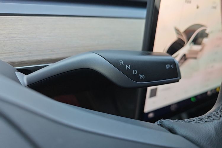 Tesla Model Y 2023 car image #18