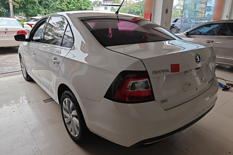 Skoda Rapid 2018 car image #5