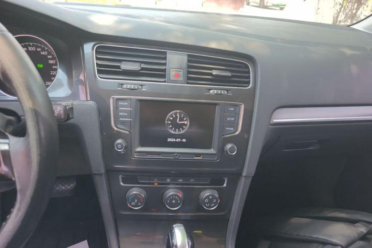 Volkswagen Golf 2017 car image #13