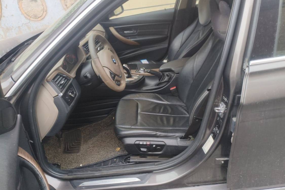 BMW 3 Series 2012 صورة سيارة #18