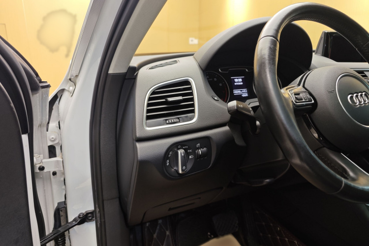 Audi Q3 2016 car image #27