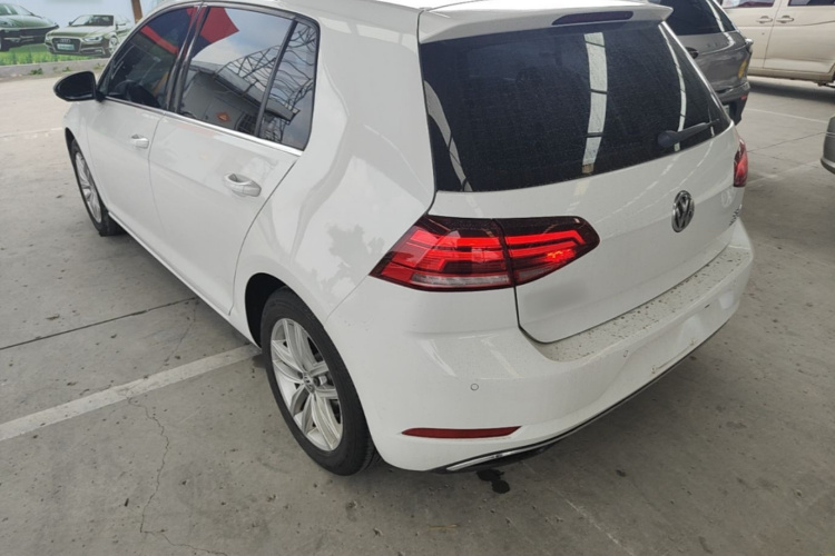 Volkswagen Golf 2018 car image #5