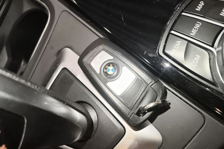 BMW 3 Series 2019 car image #14