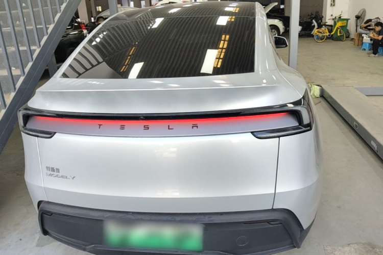 Tesla Model Y 2025 immagine di auto #6