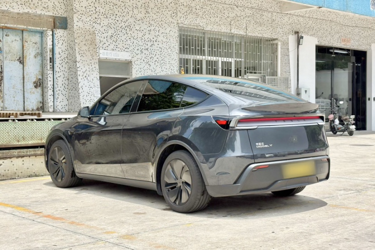 Tesla Model Y 2025 #4 Tesla Model Y 2025 car image #4