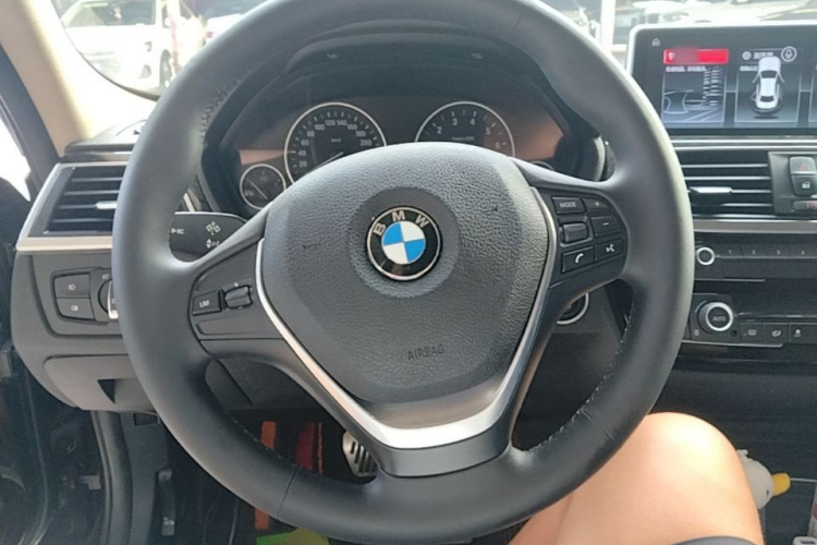 BMW 3 Series 2018 car image #11