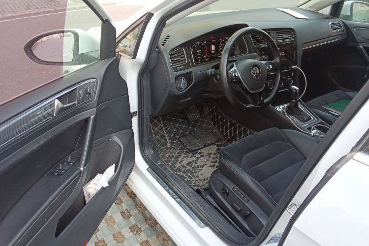 Volkswagen Golf 2020 car image #9